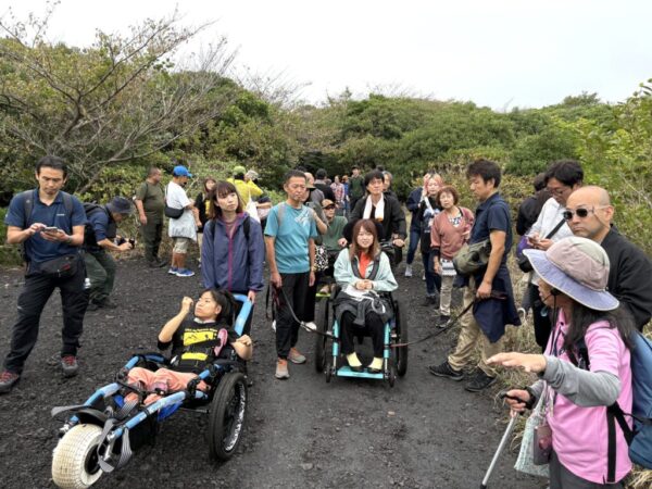 道中は、地元ガイドが火山島である大島の特徴や植物などを案内