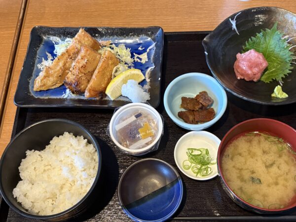 脂がたっぷりのったハラス飯