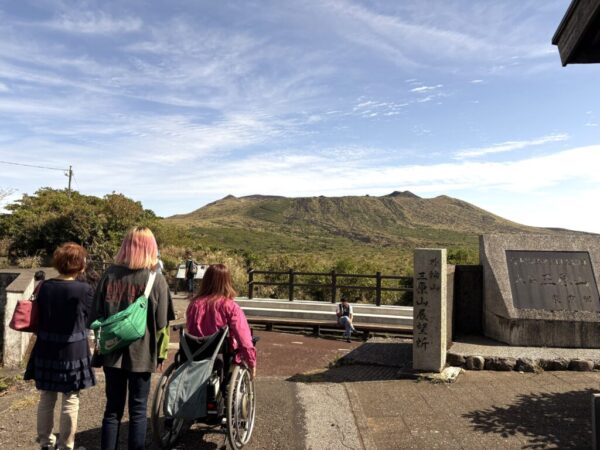 島の中央に位置するシンボル「三原山」を望む参加者