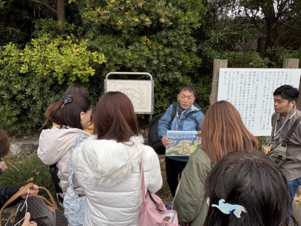 ガイドが町中を案内