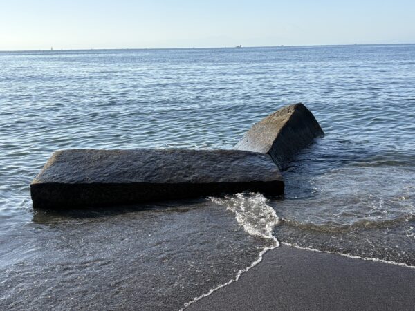 当時を思い起こさせるサンコロ石