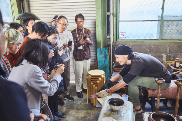 富山での伝統産業工房見学ツアーの様子