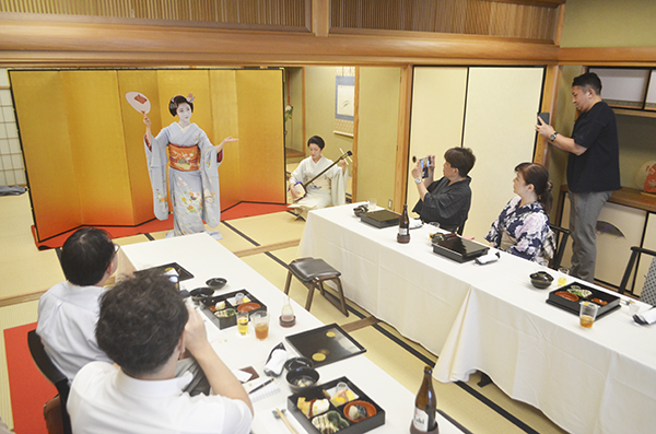 花街のお座敷遊び体験