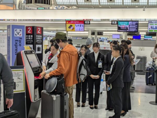 空港スタッフに説明を受けた ※提供 NAA