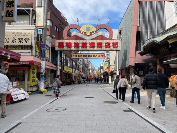 巣鴨地蔵通り商店街　とげぬき地蔵尊本堂入口