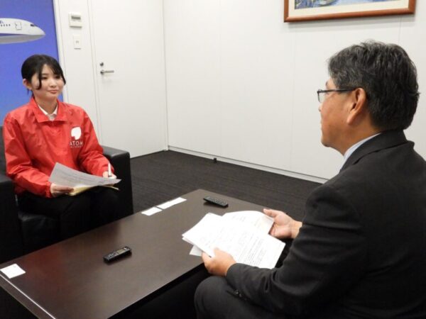 神田社長の経験談に耳を傾ける畠山さん(左)