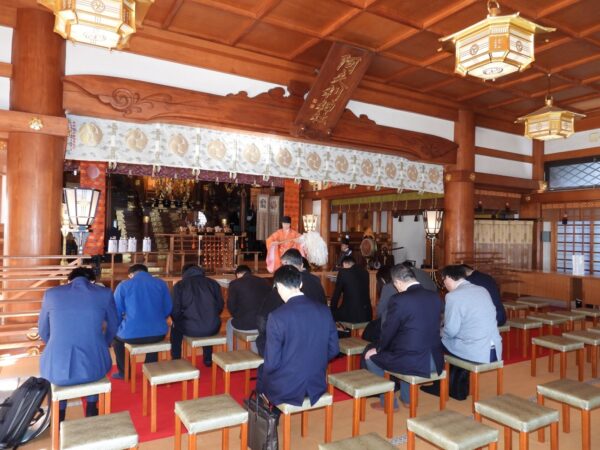 当日は大山阿夫利神社の視察も同時に行われた。参拝の様子