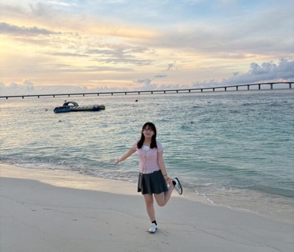 与那覇前浜ビーチでポーズをとる筆者