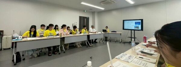 宮古島市役所で観光行政の取り組みについて説明を受ける学生たち