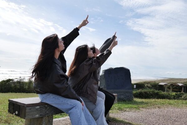横芝光町九十九里浜(屋形海岸)を背に航空機を見つける ※提供 NAA