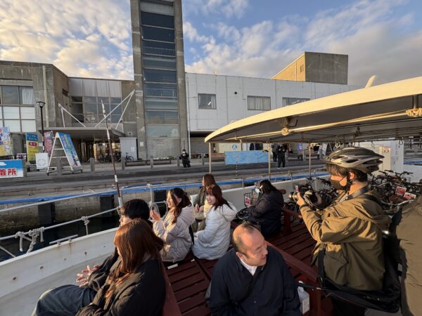 自転車を船に乗せて移動
