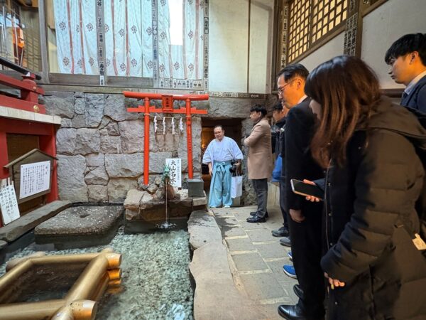 神社内を、目黒久仁彦権祢宜が案内
