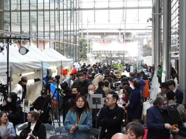 にぎわう会場