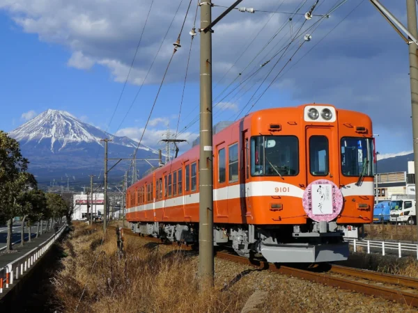 富士山を背景に走る岳南鉄道