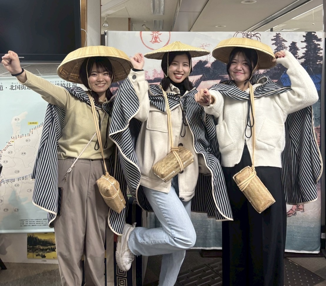 江戸時代の装いをする筆者と篠原ゼミ生