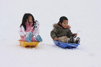 子どもたち雪遊び