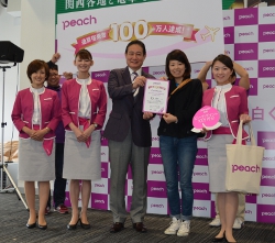 ピーチ搭乗客100万人